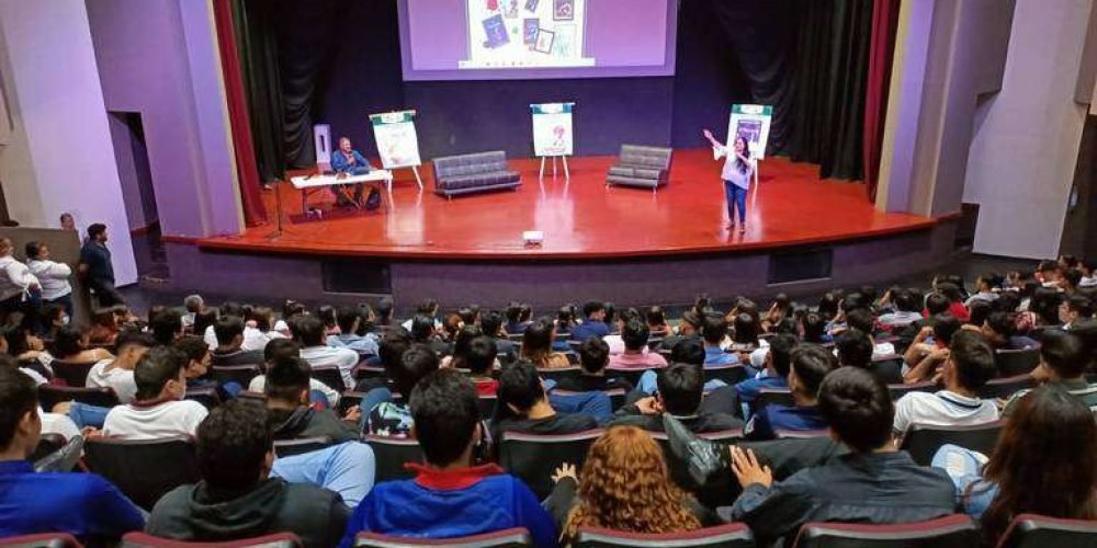 homero martinez Presenta bibliotecas de Lerdo conferencias interactivas para adolescentes