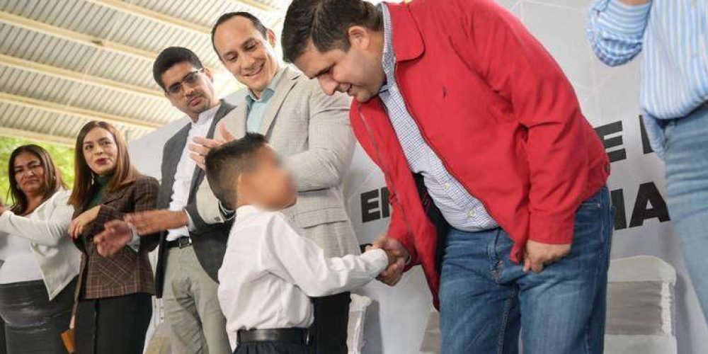 homero-martinez-entrega-becas-escolares