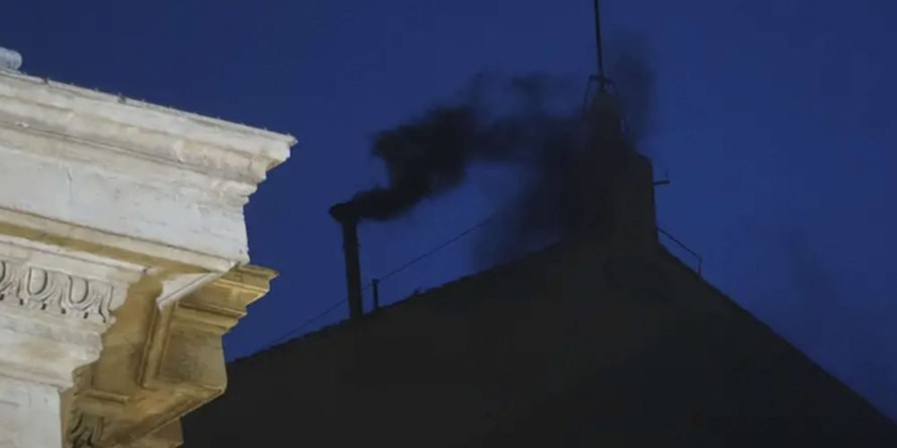 Fumata negra en el Vaticano: sin acuerdo para elegir al sucesor del papa Francisco