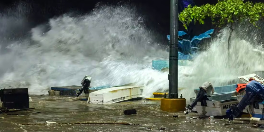 Huracán Erick impacta Oaxaca: mar se desborda en Puerto Escondido