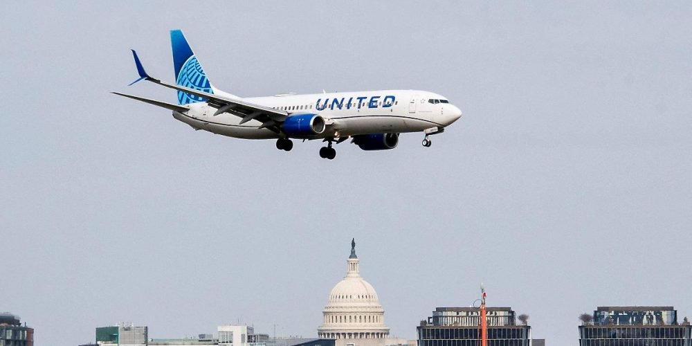 United Airlines enfrenta una demanda por vender como asientos de ventanilla lugares sin ventana