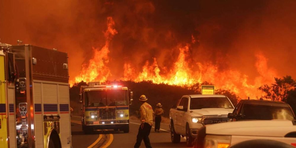 incendio-en-pacific-palisades-arrasa-con-viviendas-y-obliga-a-evacuar-a-miles