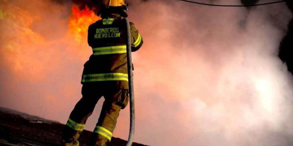 Pasajeros huyen de un autobús atrapado por el fuego en Nuevo León