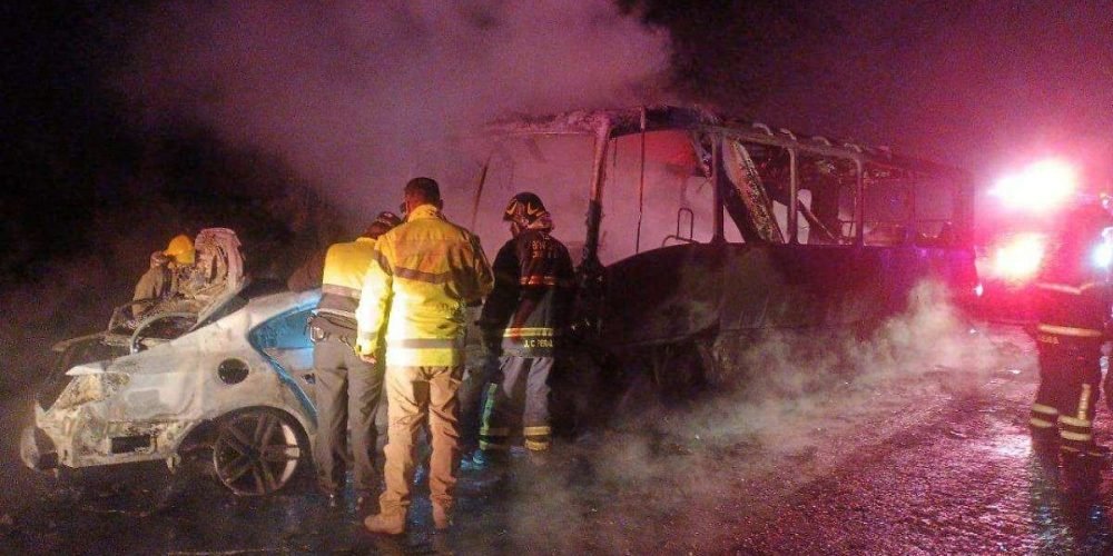 incendio-muertos-choque-auto-autobus-cuernavaca-mexico