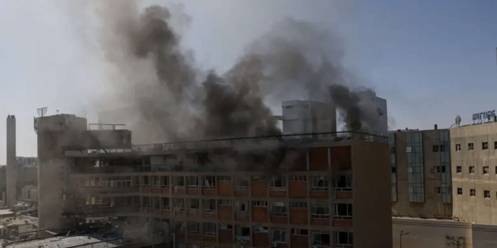 El ataque iraní a hospitales civiles y la respuesta israelí brutal contra instalaciones nucleares abren un ciclo peligroso. Con Jamenei en la mira y Trump en suspenso, la contención se vuelve frágil. La guerra ya traspasó fronteras, y los próximos días podrían decidir el destino de miles.