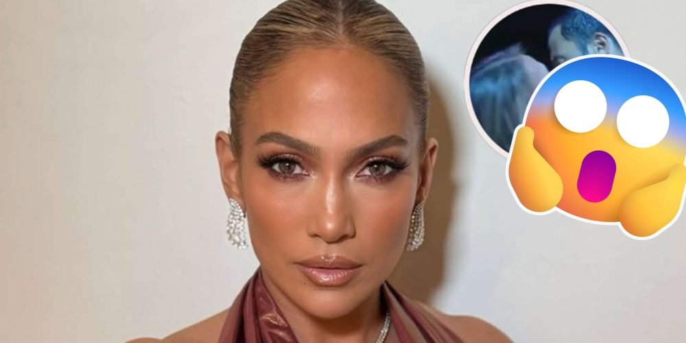 Jennifer López impacta en los AMAs 2025 con beso viral en vivo