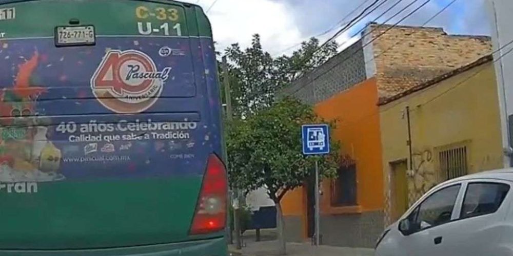 joven-patin-electrico-atropella-abuelita-camion