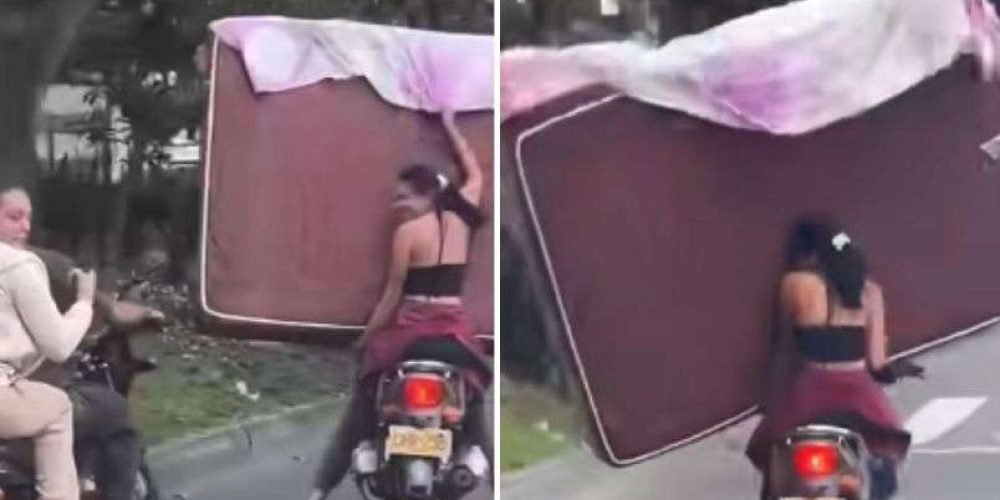 joven-transporta-colchon-en-su-motocicleta