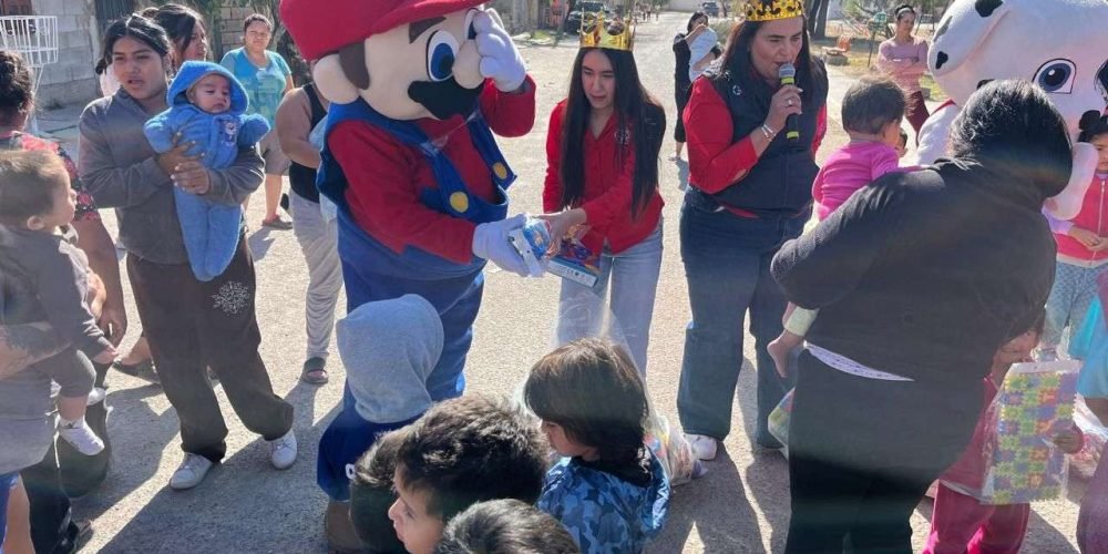 la-caravana-sonrisas-con-estrella-entrega-juguetes