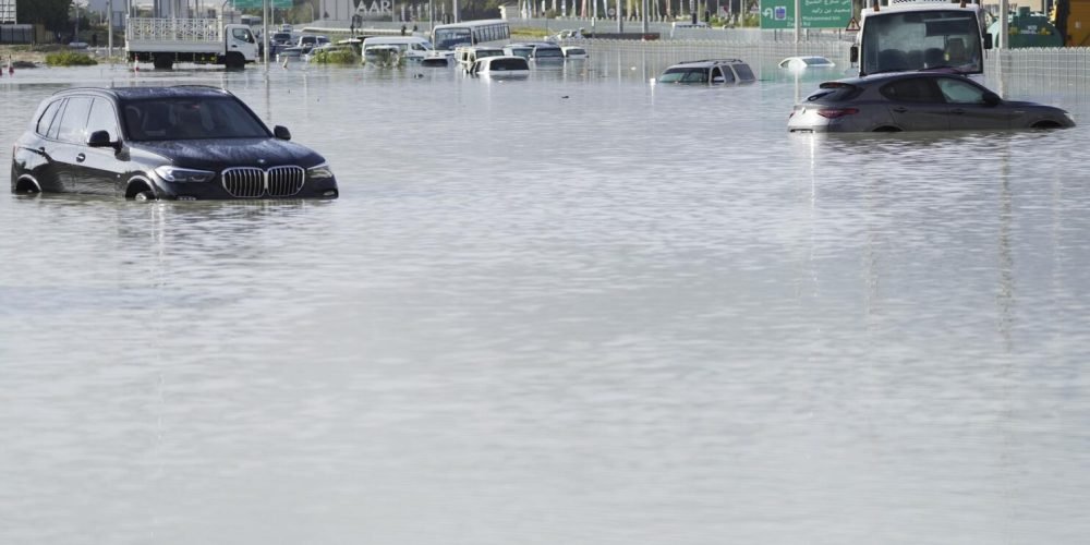 Vehículos abandonados en un tramo inundado de una importante calle en Dubái, Emiratos Árabes Unidos, el miércoles 17 de abril de 2024. (AP Foto/Jon Gambrell)
