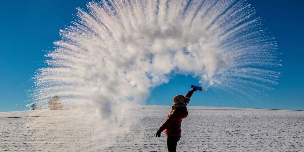 lugar-mas-frio-del-mundo-agua-hirviendo-se-congela
