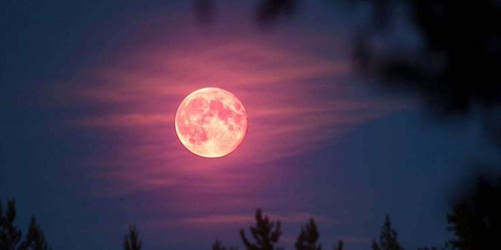 Luna Rosa 2025: el fenómeno astronómico que no te puedes ver