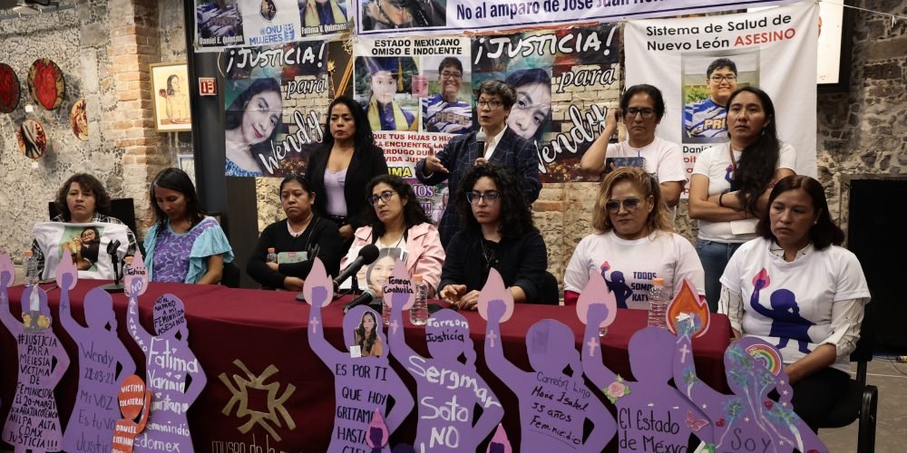 MEX7640. CIUDAD DE MÉXICO (MÉXICO), 03/09/2024.- Familiares de víctimas de feminicidio y sobrevivientes participan en una rueda de prensa este martes, en Ciudad de México (México). Sobrevivientes, madres e hijas de víctimas de feminicidio en México acusaron este martes al Gobierno de Andrés Manuel López Obrador y al sistema de justicia de perpetuar la violencia institucional, en medio de la reforma al Poder Judicial impulsada por el oficialismo en el Congreso. EFE/José Méndez