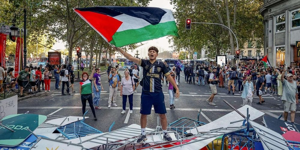manifestantes-propalestina-cancelan-vuelta-ciclista-madrid