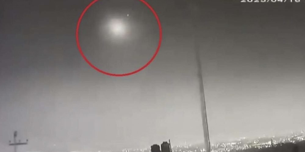 Un meteoro sacude el cielo de CDMX con un fuerte estruendo