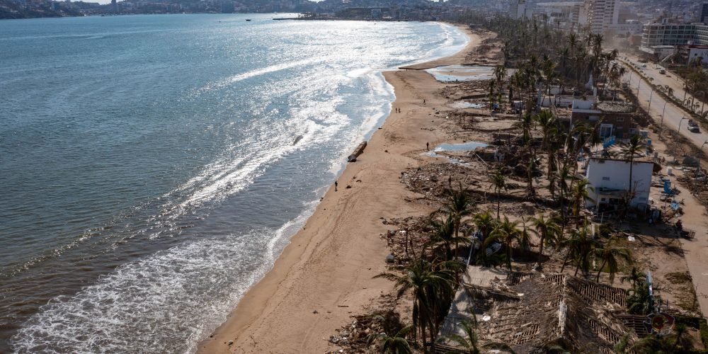 ACAPULCO, GUERRERO, 02NOVIEMBRE2023.- Amas de una semana del paso del huracán Otis, que llegó a las playas de Acapulco en categoría 5, la zona hotelera luce devastada, el Jefe del Ejecutivo anuncio una inversión de más de 61 mil millones de pesos para iniciar la reconstrucción de este destino turístico. FOTO: ROGELIO MORALES/CUARTOSCURO.COM