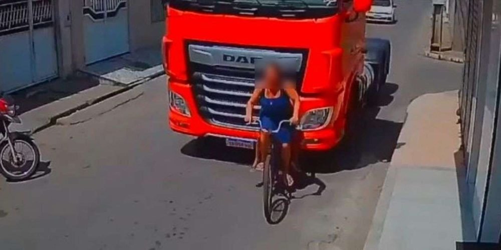 muere-mujer-ciclista-atropellada-trailer-hijo-sobrevive