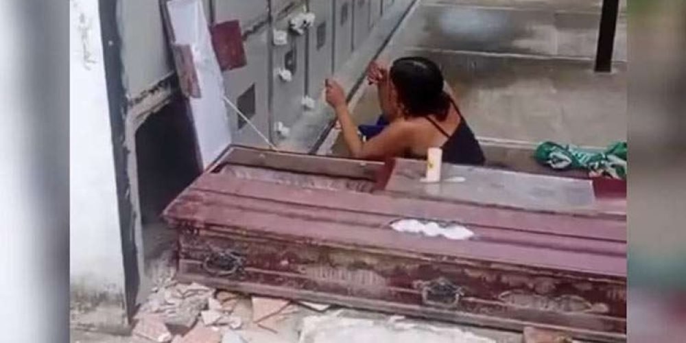 mujer-abre-tumba-bana-cambia-ropa-difunto