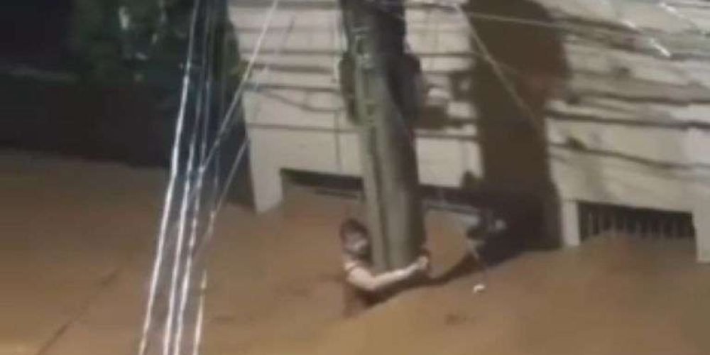 mujer-aferra-poste-de-luz-arrastrada-inundaciones-brasil
