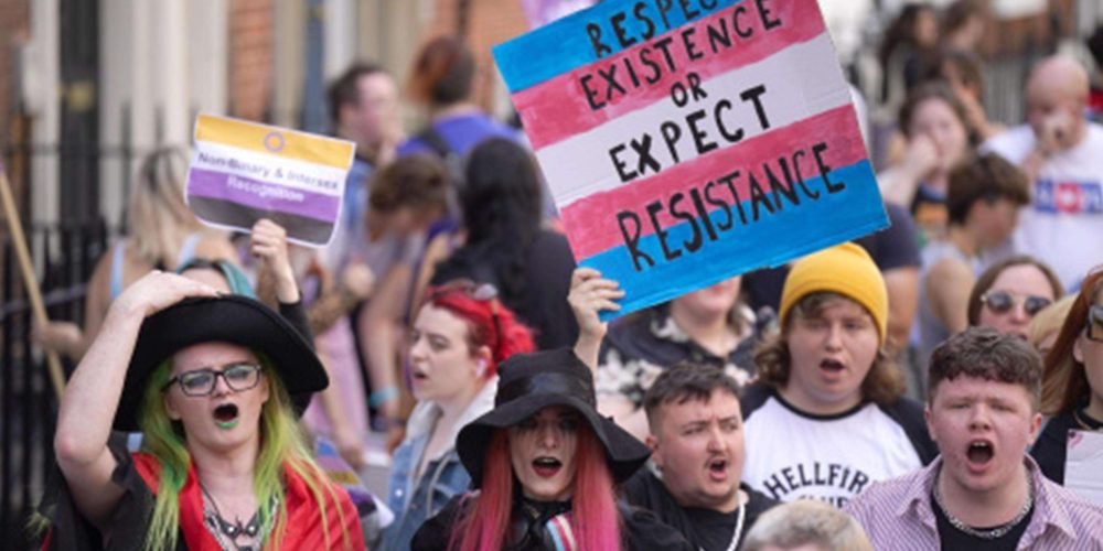 Reino Unido excluye a mujeres trans de definición legal de “mujer”