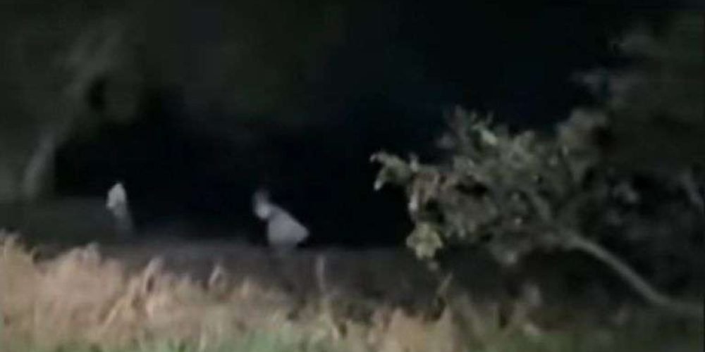 ninas-fantasma-medio-del-campo