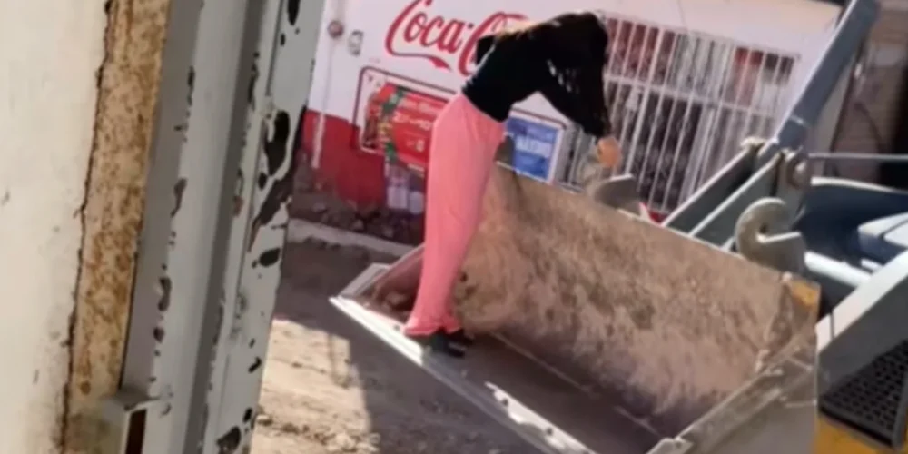 obrero-viral-carga-joven-retroexcavadora-comprar-tortillas