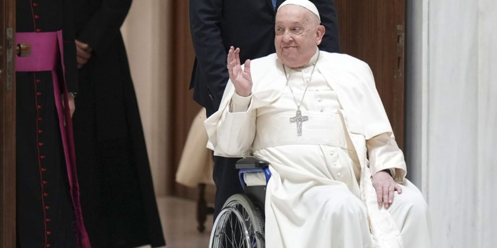 El Papa Francisco mejora notablemente, pero seguirá hospitalizado