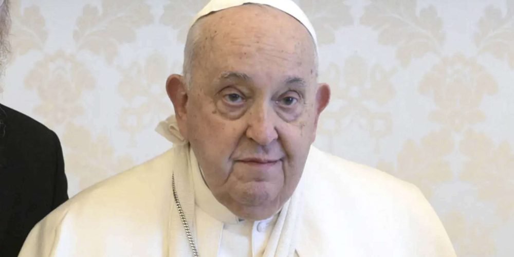 El papa Francisco ya no requiere respiración artificial y se encuentra estable