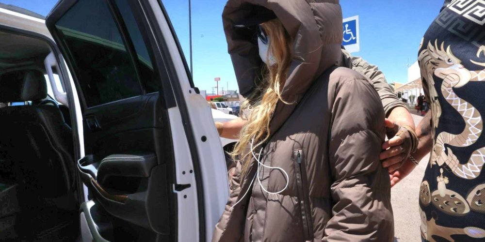 paulina-rubio-chamarra-invernal-calor-sonora