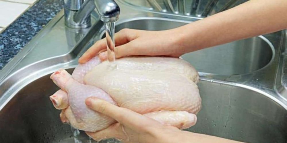 peligros-lavar-pollo-antes-de-cocinarlo