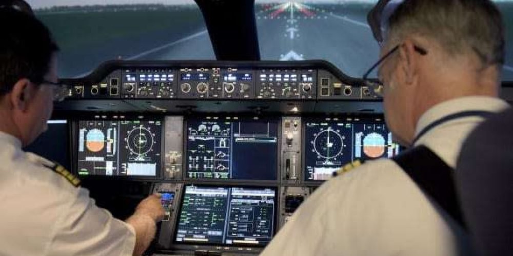 pilotos-estrellan-avion-simulador-en-vivo-noticiero