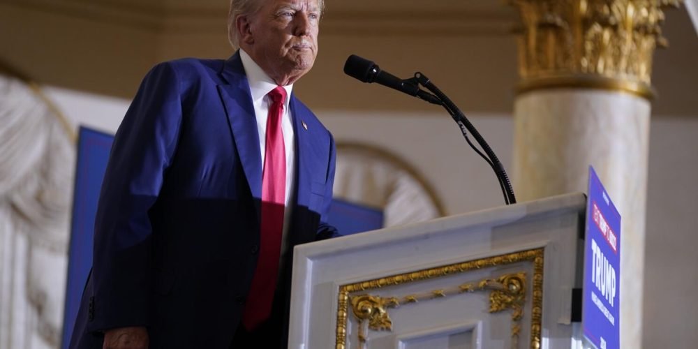 El expresidente Donald Trump en su mansión de Mar-a-Lago en Palm Beach, Florida, el 4 de agosto de 2023. (Foto AP /Evan Vucci)