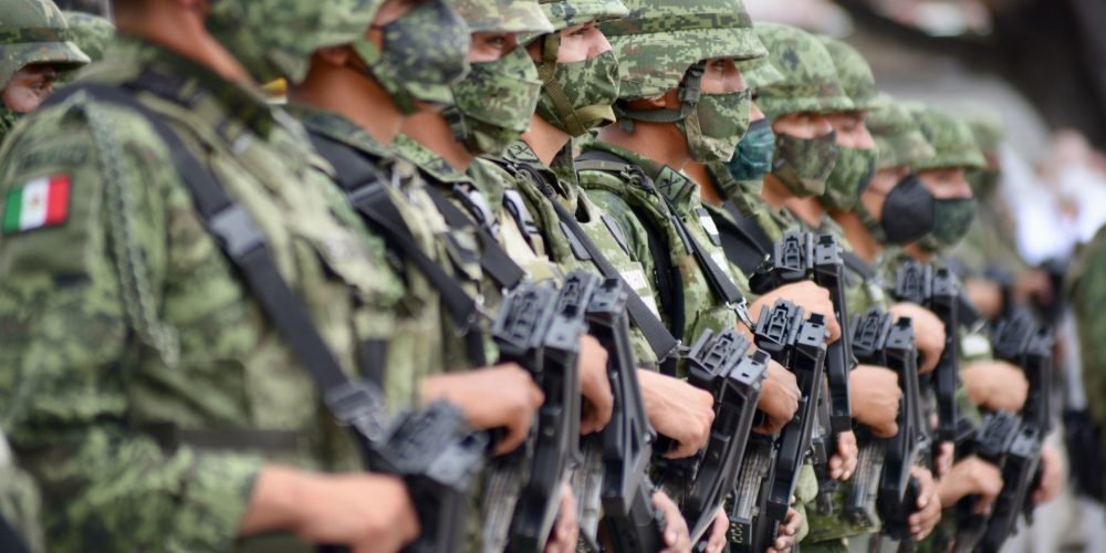 TUXTLA GUTIÉRREZ, CHIAPAS, 19MARZO2021.- Como medida preventiva para impedir la propagación del COVID 19, la Secretaría de Relaciones Exteriores delimitó que a partir del día de hoy de  impondrán restricciones al tránsito terrestre para actividades no esenciales en las fronteras norte y sur, por lo cual en la capital chiapaneca cientos de elementos del Instituto Nacional de Migración, Ejército Nacional, Guardia Nacional y Policía Estatal arribaron al parque central para iniciar con el despliegue de las fuerza a lo largo de la frontera sur. 
FOTO: ESPECIAL /CUARTOSCURO.COM