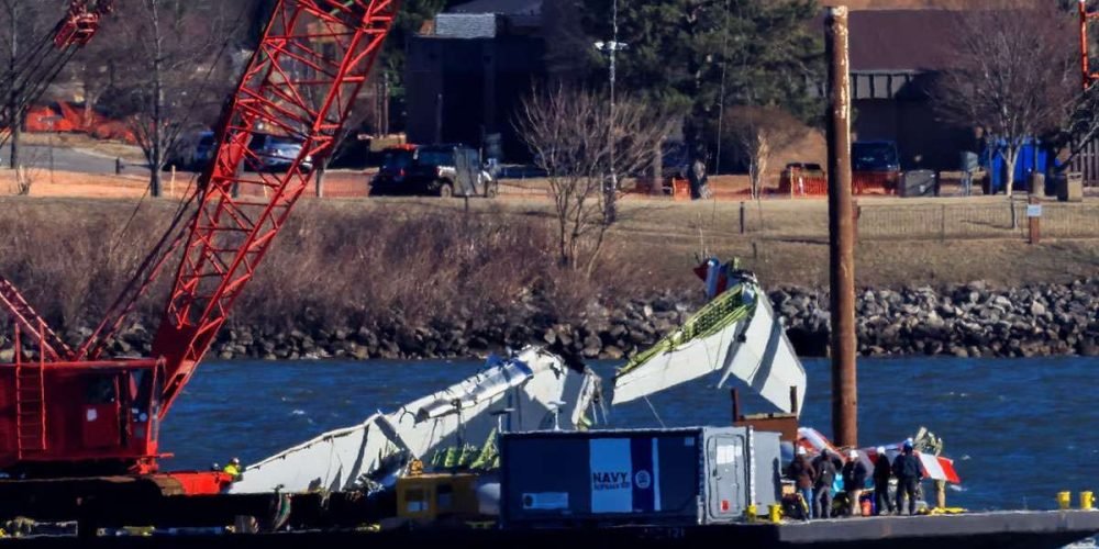 recuperan-cuerpos-del-choque-de-avión-y-un-helicóptero-militar
