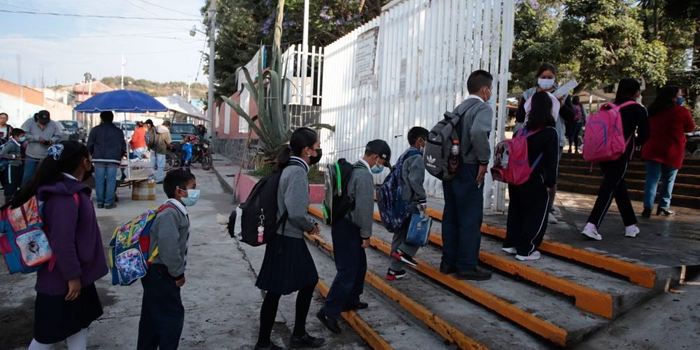 SAN NICOLÁS DE LOS RANCHOS, PUEBLA, 29MAYO2023.- Alumnos de la escuela primaria Miguel Hidalgo y Costilla en San Nicolás de los Ranchos y otros 40 municipios, regresan a clases presenciales tras una semana de contingencia por la caída de ceniza del volcán Popocatépetl. FOTO: MIREYA NOVO/CUARTOSCURO.COM