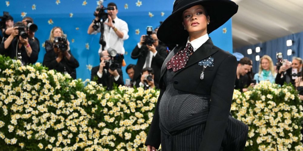 Rihanna sorprende en la Met Gala 2025 al anunciar su tercer embarazo