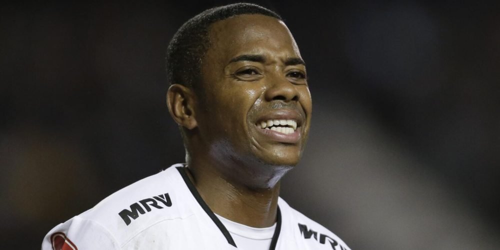 ARCHIVO - Foto del 27 de abril del 2016, Robinho del Atletico Mineiro reacciona tras fallar en un tiro a gol en el juego ante el Racing en la Copa Libertadores. El jueves 21 de marzo del 2024, Robinho se entrega a la policía para cumplir su sentencia de 9 años de prisión por violación. (AP Foto/Victor R. Caivano, Archivo)