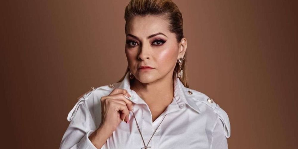 Rocío Banquells sufre aparatosa caída en pleno show