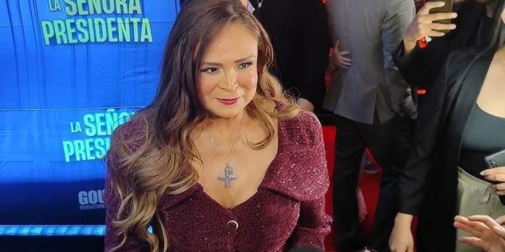 sacan-a-brenda-bezares-de-alfombra-roja-por-bailar