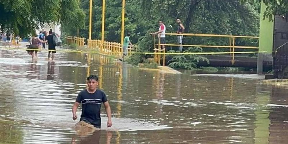 Huracán Erick desborda el río de los Perros