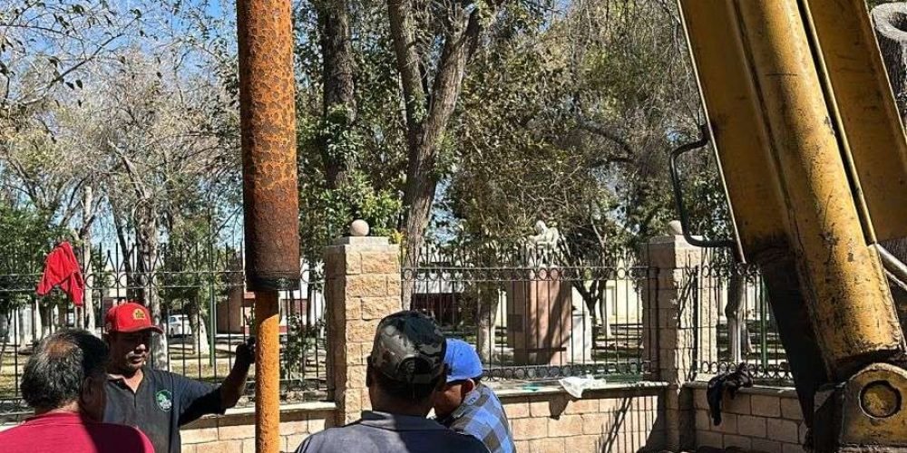 simas-torreón-trabaja-en-la-reparación-de-la-bomba