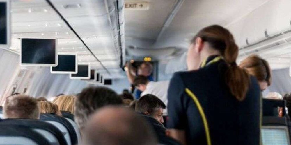 sobrecargo-golpea-hombre-vaso-agua-hijo-menor