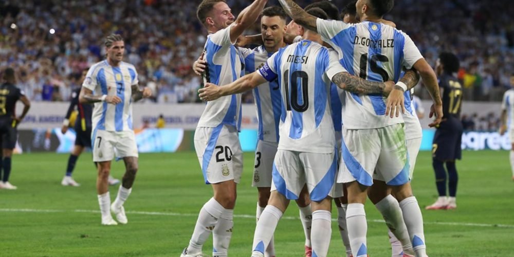 El defensa argentino Lisandro Martínez en la Copa América 2024. EFE/EPA/LESLIE PLAZA JOHNSON