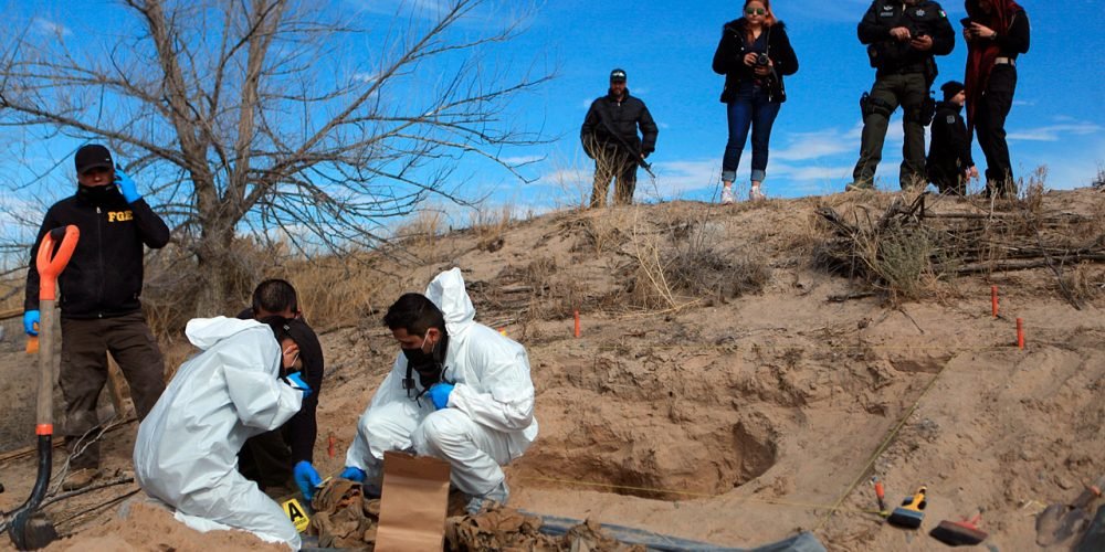 MEX3899. CIUDAD JUÁREZ (MÉXICO), 28/01/2021.- Agentes de la Fiscalía General del Estado de Chihuahua y expertos forenses participan en un operativo de búsqueda de fosas clandestinas hoy, en Ciudad Juárez (México). Los Agentes hallaron una fosa este jueves en una brecha arenosa de una zona llamada Valle de Juárez. El 80 % de los homicidios en México están vinculados al narcotráfico, dejando al país con una de las tasas más altas de este delito en el mundo, según un informe de la ONG Semáforo Delictivo. De acuerdo con el reporte de la organización, en 2020 se registraron un total de 34.515 homicidios, una ligera reducción del 2 por ciento respecto al año anterior cuando se contabilizaron 34.648 victimas. EFE/Luis Torres