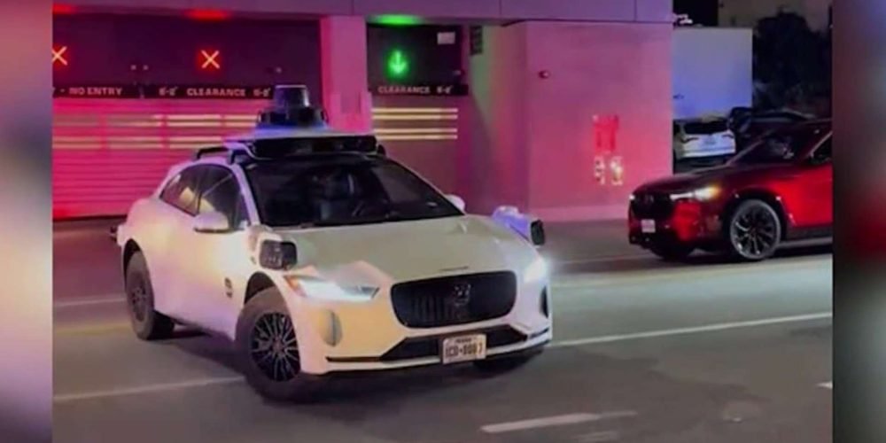 taxi-autonomo-bloquea-paso-de-ambulancia-durante-tiroteo-en-texas