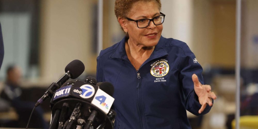Toque de queda en Los Ángeles: la respuesta de Bass a las redadas