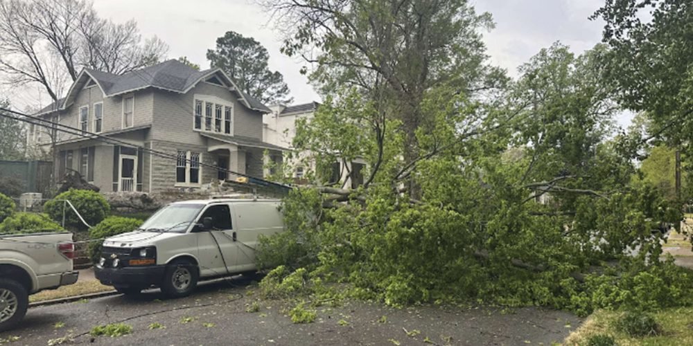 Tornados azotan EE.UU.: 5 muertos y alerta de inundaciones