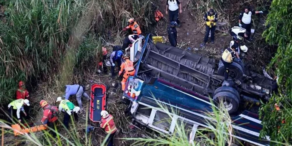 tragedia-en-guatemala-al-menos-54-muertos-tras-caída-de-un-autobús