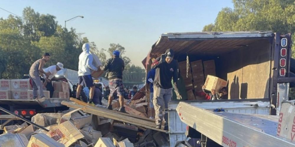 Caos en Tlalnepantla: tráiler vuelca en peligrosa curva