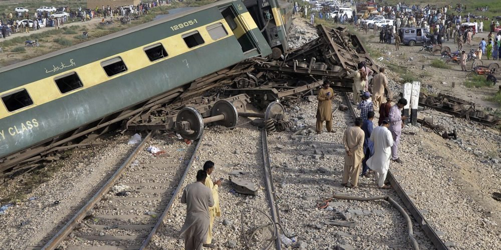 Secuestro de tren en Pakistán deja más de 80 muertos